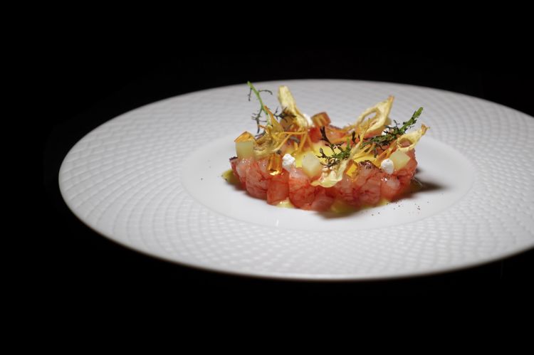 Dopo gli appetizer (Sandwich di manzo affumicato, maionese alla senape;&nbsp;Chips di tapioca e olive, cappuccio laccato e polvere di cappero;&nbsp;Mini tacos, crema di radicchio di Treviso e lardo;&nbsp;Ricordo di polenta e schie in un bign&egrave; leggero) il primo antipasto:&nbsp;Battuta di gambero rosso, carciofo croccante, gelatina al Cynar e vinaigrette al miele e limone
