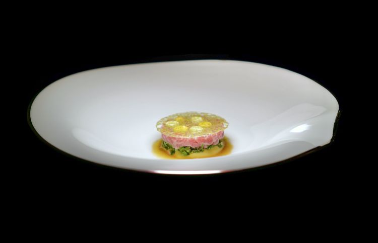 Battuta e brodo freddo di manzo, piselli, bruscandoli: crema al burro nocciola, piselli al naturale, battuta di manzo di Garronese di Sartori a Brenzone, bucce dei piselli in cialda, bruscandoli, brodo di manzo ridotto con olio ai bruscandoli. Oggi il piatto è sostituito con Battuta di manzo, fichi e lievito di birra