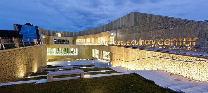 L’idea del Basque Culinary Center nacque così, parla Joxe Mari Aizega: «I cuochi baschi – Juan Mari Arzak, soprattutto Pedro Subijana – che hanno fatto la rivoluzione della nuova cucina basca, da tanti anni volevano creare una scuola. Per decenni l’ipotesi è rimasta lettera morta. A un certo punto però si è iniziato a discutere con l’Università di Mondragón (è un ateneo privato cooperativo senza scopo di lucro, fondato nel 1997, sostanzialmente un politecnico; il suo campus principale è a Mondragón, nei Paesi Baschi, ndr), io al tempo ne ero vice-rettore. Abbiamo parlato, ho fatto un po’ di ricerche e colloqui, ho indagato cosa facesse in quel momento ad esempio Ferran Adrià a elBulli, dunque la cucina molecolare, la tavola più innovativa… Alla fine abbiamo pensato: no, non serve una nuova scuola; serve semmai un centro con una visione olistica della gastronomia, che abbia uno spettro molto ampio, come polo universitario e di ricerca. E su questa falsariga ci siamo mossi», fino all’inaugurazione del 2011. Oggi al Basque Culinary Center sono presenti circa 650 studenti di 38 nazionalità. Propone una laurea quadriennale in Gastronomia (per 400 ragazzi, 100 all’anno), e poi 10 master, più alcuni corsi brevi. È la più importante scuola di gastronomia al mondo