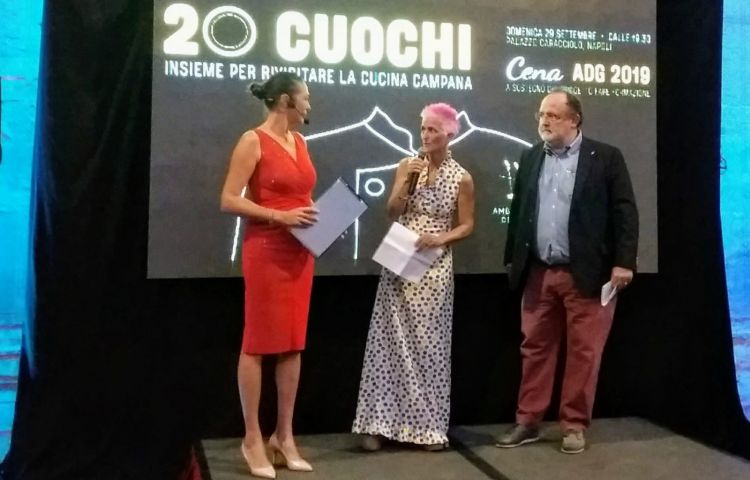 Cristina Bowerman e Paolo Marchi sul palco per introdurre la cena annuale AdG
