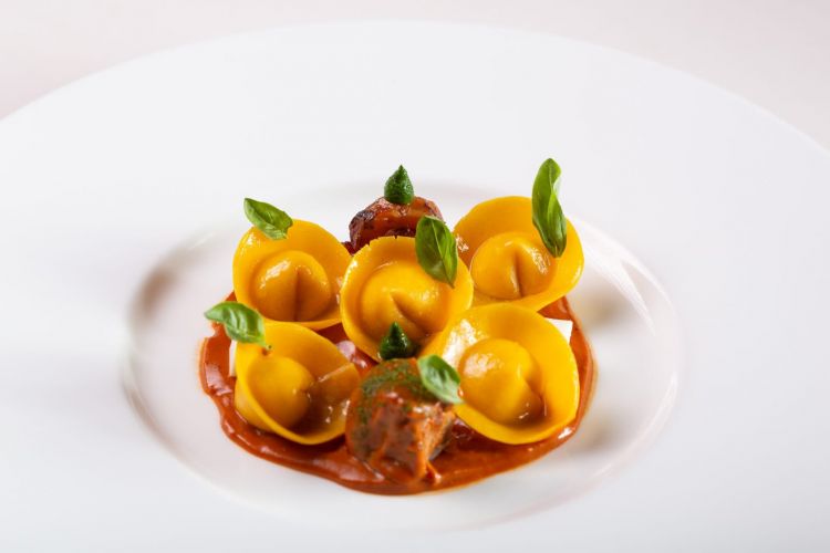 I cappelletti… ricordo della domenica: cappelletti di ricotta di bufala, intensità di ragù napolatano