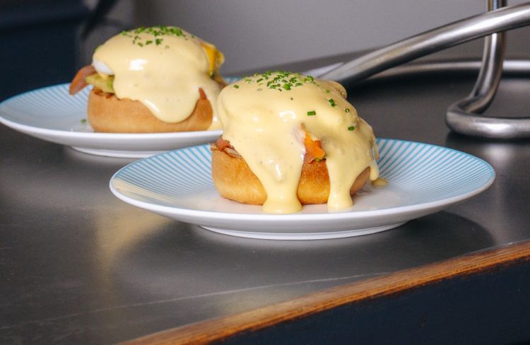 Pan brioche con uovo pochè alla Benedict, trota salmonata Dora, avocado, salsa olandese