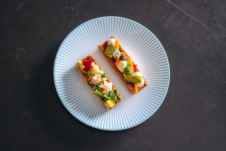 Le due creazioni di Cesare Murzilli: Sfoglia alla nocciola leggermente salata con hummus, germogli, formaggi, gorgonzola piccante e Passeggiata nell'orto: pasta sfoglia, crema pasticcera salata, verdure di stagione e maionese al wasabi