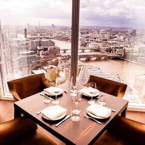 The gorgeous view that one can enjoy from the tables at the Oblix, on the 32nd floor of The Shard, the tallest skyscraper in Europe