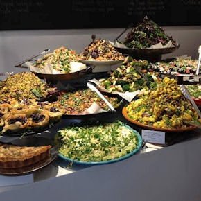 Il ristorante Ottolenghi di Motcomb Street si distingue per una cucina mediterranea, attraversata da influenze orientali. Semplicità e freschezza sono le caratteristiche principali del grande e scenografico buffet 