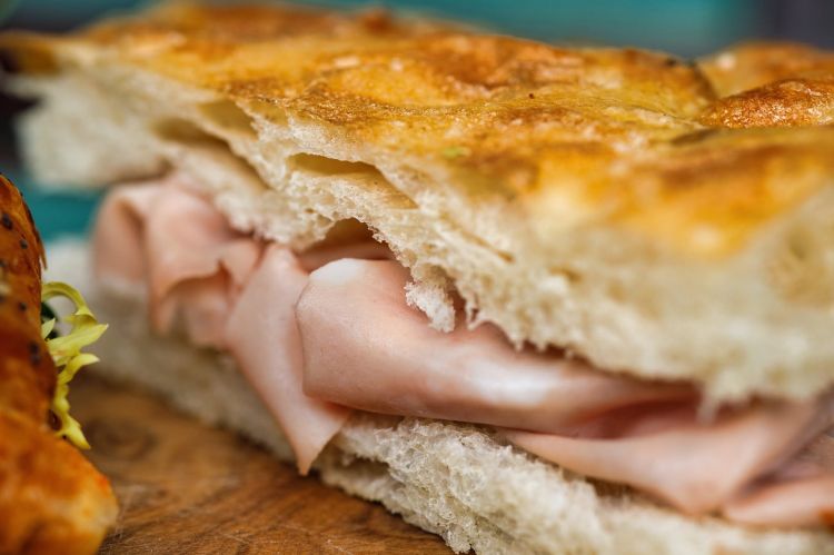 Focaccia con la mortadella

