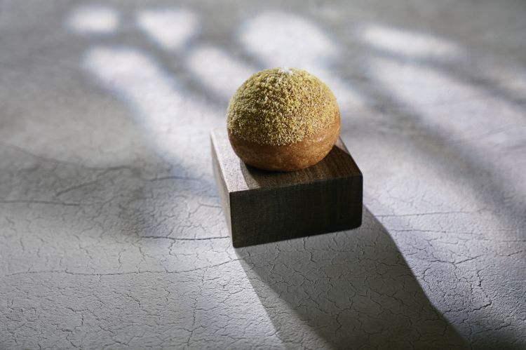 Beignet - Arriva troppo caldo. &laquo;E questo &egrave; il nostro primo classico di stasera: il Beignet di mais. Prepariamo l&rsquo;impasto&nbsp;con il mais e poi lo friggiamo in olio. Lo farciamo con cottage cheese fermentato, erba cipollina selvatica e uova di trota affumicate. E lo finiamo con polenta tostata e sale&raquo;
