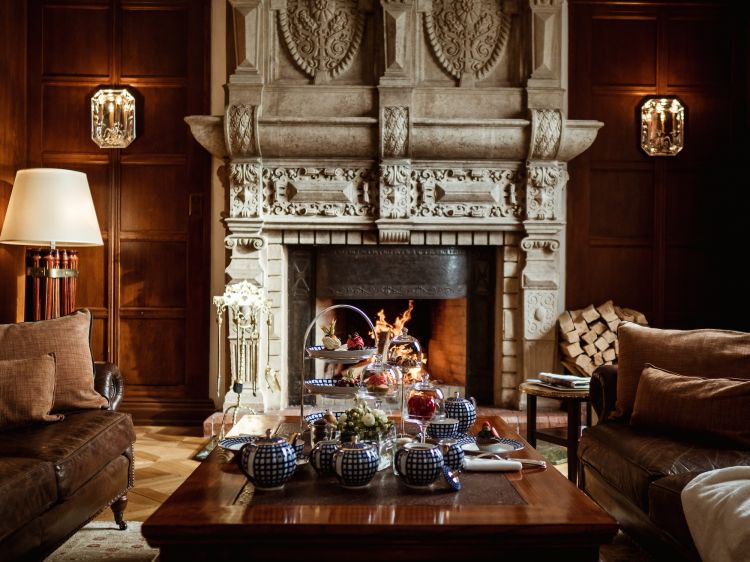 Maestoso dettaglio del bel étage - ossia del salone nobile - del Carlton