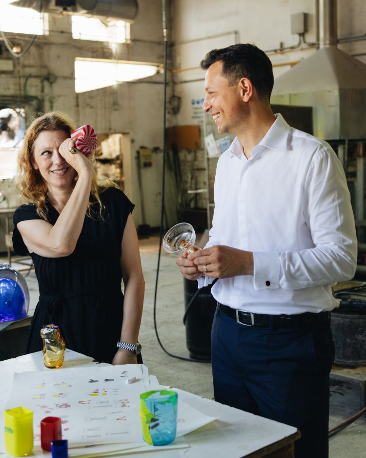 Mariapia Bellis e Facundo Gallegos hanno lavorato per un anno nell'ideazione e progettazione di bicchieri da Berengo Studio, che potessero esaltare e accogliere al meglio le ricette studiate dal direttore food&beverage e Ludwig Negri, l'head of bars del St. Regis Venice.