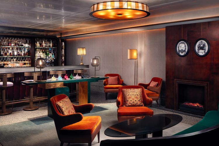 Gli interni dell'Arts Bar, il cocktail bar del St. Regis Venice dove scoprire una miscelazione contemporanea che non dimentica i prodotti del territorio e le tendenze internazionali
