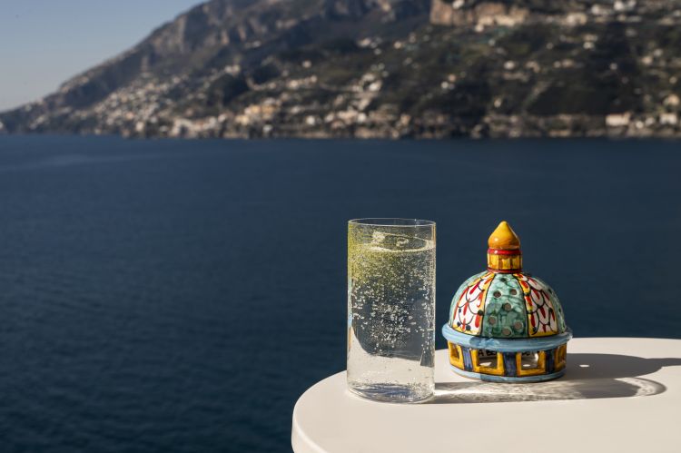 Bergamot Margarita è uno dei drink della sezione Taste of Italian Summer e che ripropone il celebre cocktail a base di tequila simbolo dell'estate. Il twist on classic di Cinquanta con Vista lo presenta in una versione Highball con tequila, rosolio di bergamotto ed erbe mediterranee