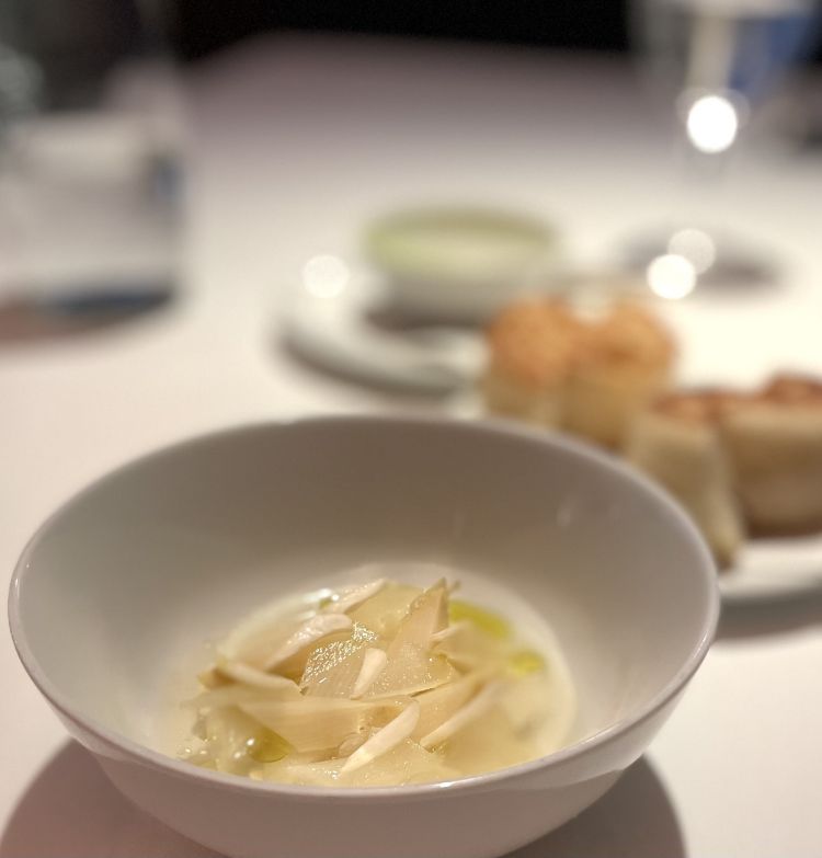 Asparago bianco, pera, mandorla, bergamotto
