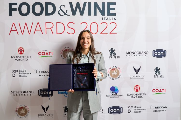 Best Bartender Under 35 - Martina Bonci, Gucci Giardino 25 (Firenze)
Giardino 25 è un all-day café e cocktail bar aperto tutto il giorno, guidato da Martina Bonci. Per Martina la passione per la mixology comincia da piccola, con i sorsi di vino rubati nella cucina della nonna in Umbria, per crescere attraverso diverse esperienze lavorative in tutta Italia. I suoi cocktail si caratterizzano per equilibrio, bellezza, creatività e ricerca dell'eccellenza del prodotto, riflettendo gli stessi valori che fanno parte del dna Gucci. Martina mette lo stesso livello di dedizione anche nei cocktail alcohol-free, spinta dal desiderio di offrire a tutti un'esperienza ricca di divertimento