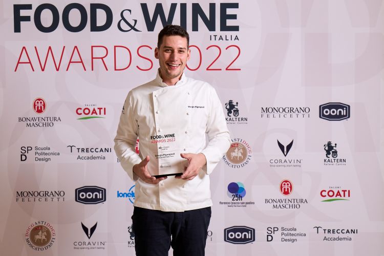 Best Chef Under 35 - Giorgio Pignagnoli, Nove di Villa della Pergola (Alassio)
Appassionato fin da piccolo di cucina, Giorgio Pignagnoli decide di immergersi in questo mondo dopo aver concluso gli studi al liceo scientifico. Si diploma all’Alma, la rinomata Scuola Internazionale di Cucina, per poi affrontare la sua prima esperienza lavorativa al ristorante di Claudio Sadler a Milano. Ne seguono altre significative al Principe delle Nevi di Cervinia con lo chef Federico Zanasi e soprattutto al Lume di Milano con lo chef savonese Luigi Taglienti. Richiamato da Sadler, torna al fianco dello chef milanese come responsabile del suo bistrot Chic’n Quick a Milano. Giorgio decide in seguito di spostarsi in Francia, da sempre sua grande passione, dove lavora al Pavillon Ledoyen (tre stelle Michelin) di Yannick Alléno. Conclusa l’esperienza francese, ritorna in Italia per affiancare ancora i suoi due maestri: prima al Lume come chef di cucina e poi con Sadler al Baglioni Resort di San Teodoro, dove conquista una stella Michelin. Dal gennaio 2022 è Executive Chef al Ristorante Nove di Villa della Pergola ad Alassio, una stella Michelin e parte di Relais & Chateaux.