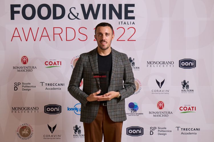 Best Pastry Chef Under 35 - Christian Marasca, Zia Restaurant (Roma)
Nato a Roma nel 1993, dopo gli studi scientifici e aver iniziato l’università nel 2013, decide di cambiare rotta e seguire la sua passione, frequentando così la scuola Alma di Gualtiero Marchesi a Colorno. Subito dopo lavora per Luca Montersino ad Alba e poi per Tiziano Mita a Roma. Quest’ultimo sarà per lui il suo mentore negli anni, chef che ha formato la maggior parte del carattere di Christian e della sua professionalità. Nel 2016, lavorando al Pagliaccio di Anthony Genovese, ristorante due stelle Michelin a Roma, conosce chef Antonio Ziantoni, con il quale stringe un rapporto di amicizia. Dopo l’esperienza da Gruè e a Le Meurice con lo chef Cédric Grolet, riceve la chiamata di Antonio nel 2018 per l’apertura di Zia Restaurant per il quale, dall’inizio, ricopre il ruolo di pastry chef. Nel 2020 arriva la prima stella Michelin a premiare il ristorante