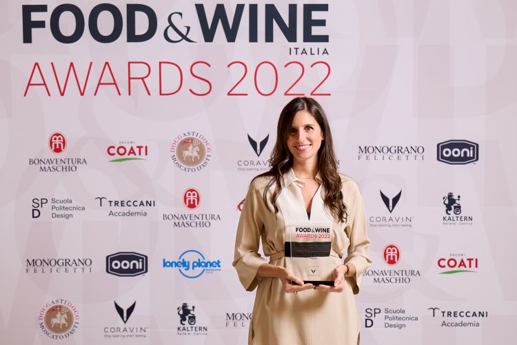 Best Winemaker Under 35 - Chiara Condello (Predappio)
Quando Chiara Condello entra nel progetto vitivinicolo di famiglia, tracciando una sua strada e costruendo un suo brand, la cantina “madre”, Condé, non ha l’appeal delle realtà migliori della sua zona. Si dimostra però un’ottima palestra per la giovane vignaiola, tanto che dopo i necessari anni di rodaggio decide di lanciare la sfida individuale, acquistando alcuni ettari a Fiumana di Predappio. Una piccola parcella esposta a est, con suoli di calcare e argilla, ricca di rocce plioceniche, a 250 metri d’altezza, in un terroir storicamente vocato per il Sangiovese. I vini Chiara Condello sono capaci di mostrare un’idea di futuro a tutta la Romagna, per grazia, stile, purezza espressiva e filosofia produttiva