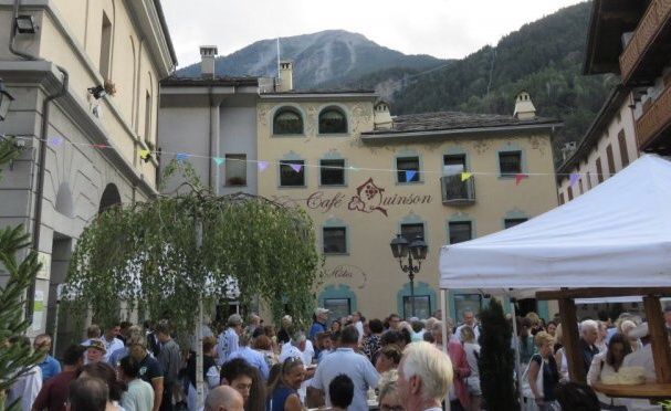 Per celebrare la riapertura, la famiglia Buillas ha offerto una festa a tutto il paese
