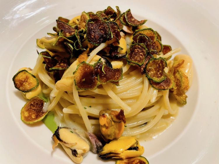 Siamo sempre a Bari, sempre al Biancofiore: Spaghetto con zucchine, cozze nere e pecorino
