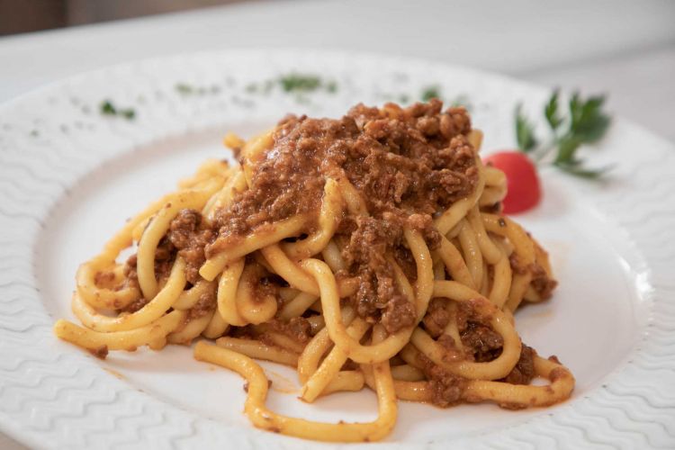 I bBgoli al sugo d'anatra fatti ancora artigianalmente al torchio a Galzignano Terme sono la specialit&agrave; del ristorante Al Bigolaro, il primo a portare la specialit&agrave; vicentina sui Colli Euganei&nbsp;

