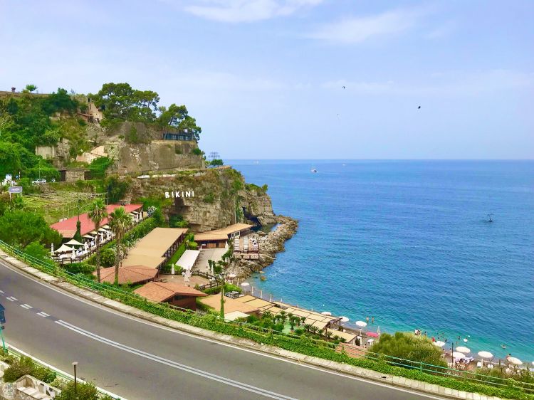 Il Bikini visto dall'alto: là dove ora c'è il ristorante sorgeranno 14 stanze per l'ospitalità. E giù in fondo, s'intravvede una vasca sperimentale per le prime prove dell'orto di mare
