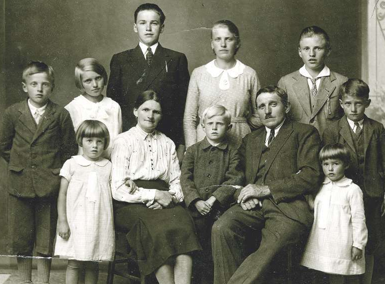 Una foto storica di nonni Joseph e Marianna con i figli
