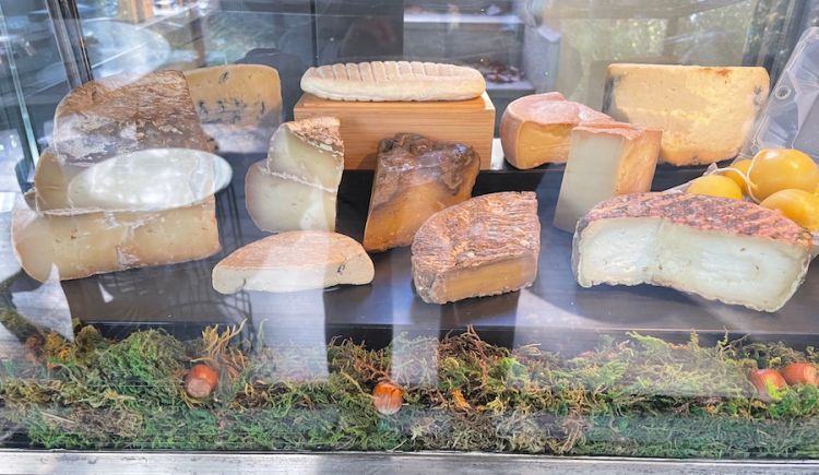 Il ricco carrello dei formaggi dell'Osteria Billis a Tortona
