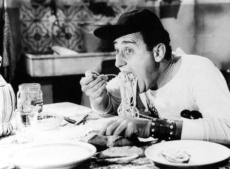Un celebre scatto che ritrae Alberto Sordi in una 