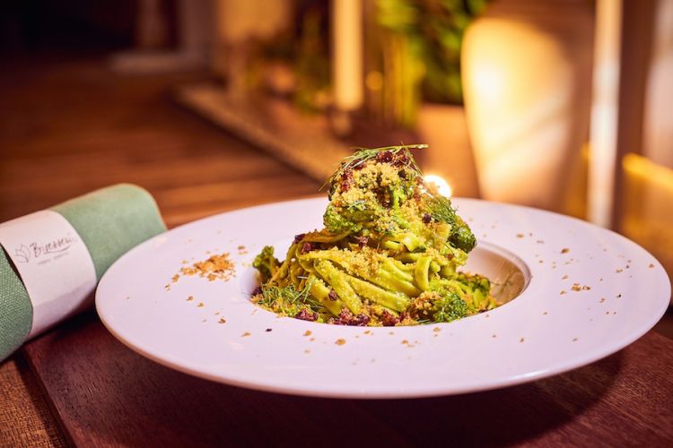 Tagliatelle di Kamut Felicetti incavolate (per via del cavolo nero, ndr) con clorofilla di bietola, broccoli, pane profumato e uvetta
