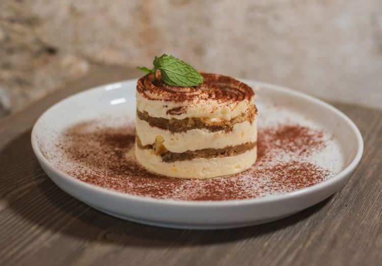 Tra i dolci, anche questi tutti artigianali, spicca il Birramisu, versione riveduta e corretta con... birra, del classico tiramisu