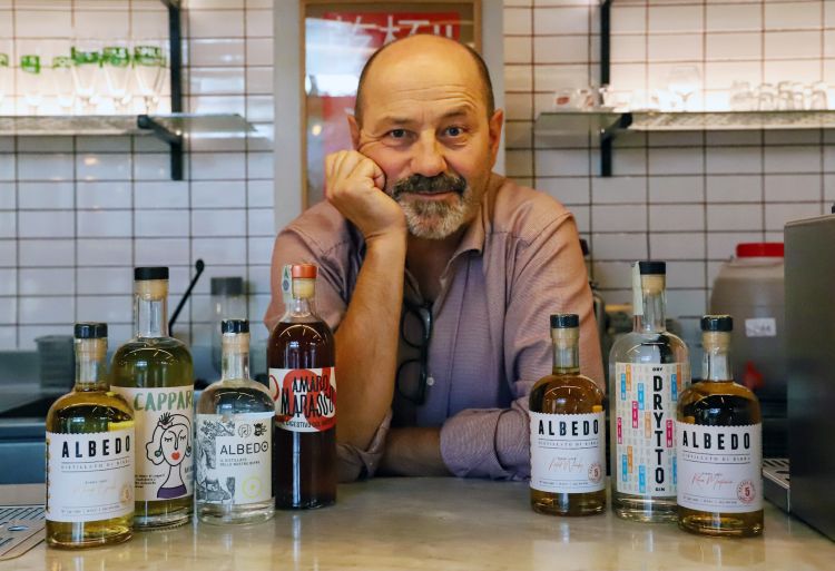 Agostino Arioli con le prime produzioni di Birrifi