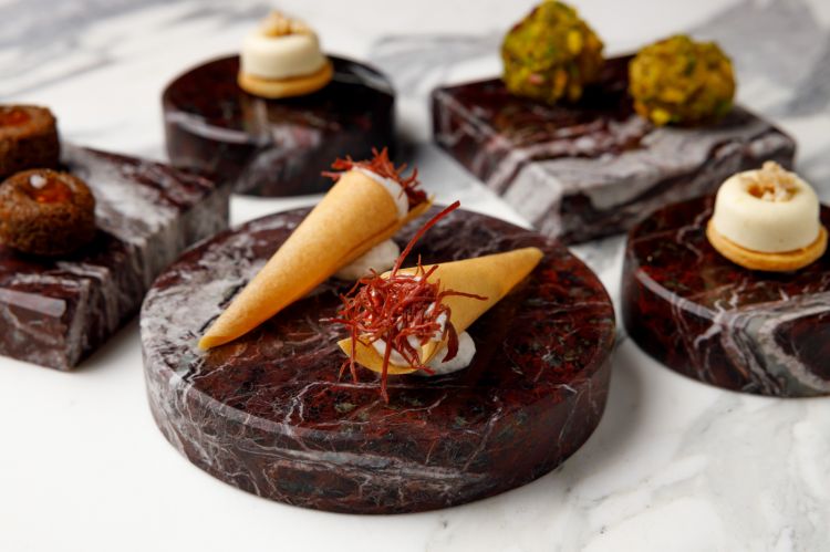 Il benvenuto della cucina: tra gli assaggi il Cannolo con ricotta, sfilacci di cavallo, miele e cannella e il Rocher pistacchio e foie gras. Foto di Andrea Di Lorenzo