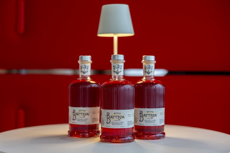 Frutto della maestria dell'Antica Distilleria Quaglia, la ricetta del Di Battista Bitter è una combinazione di ingredienti in cui spiccano le note amare e floreali ma, allo stesso tempo, è un omaggio alla famiglia di origine di Marcos (credits foto: @horacio_rdgz e @luxtamx).
