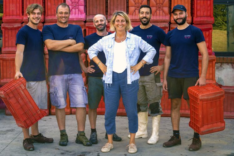 Francesca Seralvo con lo staff di Tenuta Mazzolino
