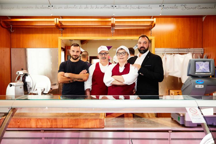 Franco e Raffaella Cazzamali, al centro, con i figli Danilo e Marco