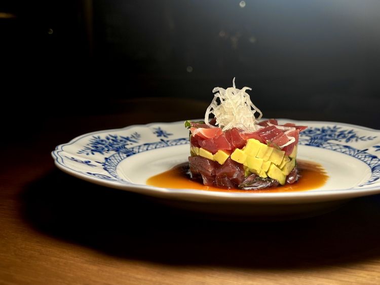 Tartare di tonno rosso battuta al coltello, avocado, olio, sale, pepe, salsa ponzu homemade