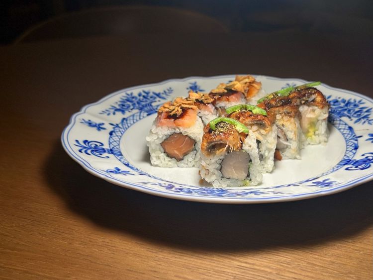 Due uramaki non-veg: Affumicato e croc (salmone affumicato, senape, teriyaki al tartufo e crispy fried onion) e Crocodile Dundee (ricciola, senape di Digione, anguilla arrostita, teriyaki, jalapeño)