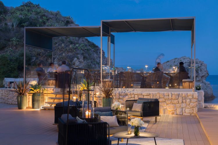 Blum, il ristorante fine dining, con soli 12 coperti che sembra appoggiato direttamente sul mare. In caso di maltempo gli ospiti trovano posto in un'intima ed elegante sala interna