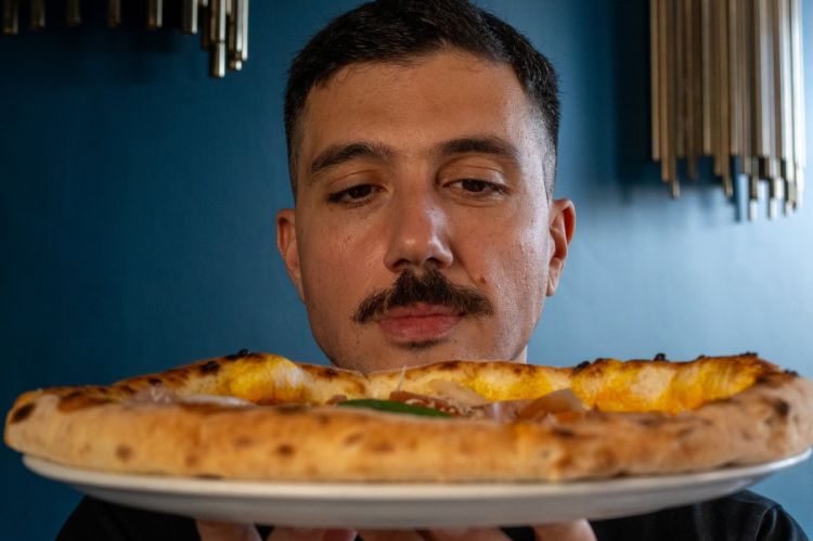 Oggi realizza ottime pizze all'ombra del Vesuvio, ma la formazione di Raffaele &egrave; avvenuta nell'alta cucina
