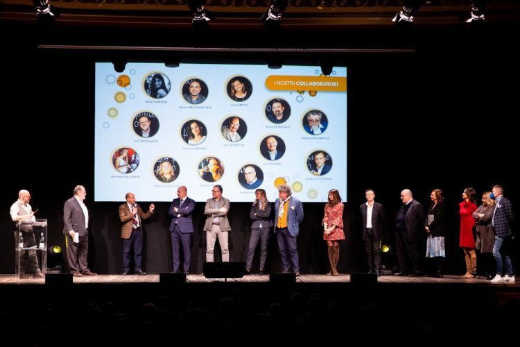 Gli autori della guida Bollicine del Mondo sul palco della presentazione al Teatro Manzoni di Milano: Giovanna Abrami, Cinzia Benzi, Monica Coluccia, Meritxell Falgueras, Raffaele Foglia, Elio Ghisalberti, Manlio Giustiniani, Adele Granieri, Andrea Grignaffini, Stefania Oggioni, Bruno Petronilli, Alessio Pietrobattista, Luca Torretta, Luca Turner
