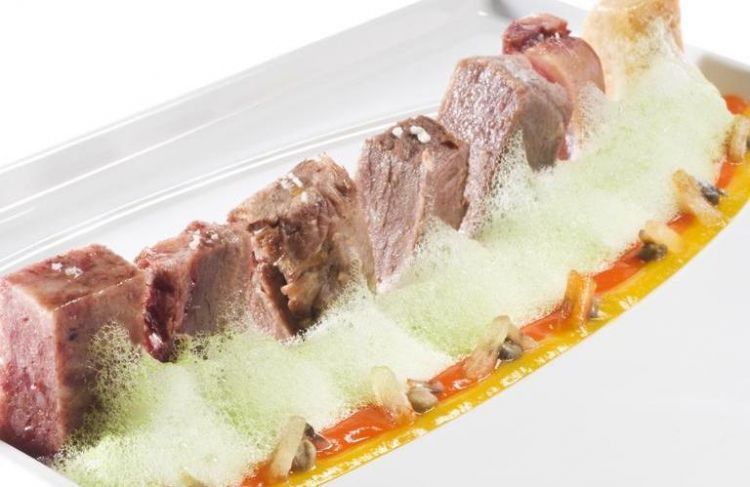 2010: Bollito misto non bollito di Massimo Bottura

Probabilmente, il piatto più famoso e iconico dello chef che ha cambiato la faccia, e ancora di più l'immagine, della cucina italiana a livello internazionale. Non a caso scelto come piatto simbolo di un'edizione che aveva come tema "Il lusso della semplicità". E, come scriveva nel 2010 Paolo Marchi: «Non si tratta però di camminare all’indietro, ma di andare nel futuro inventando, ma pure recuperando il meglio del passato e rielaborandolo con le tecniche più attuali». Qui la ricetta
