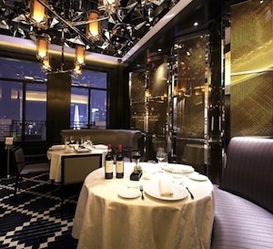 La sala del ristorante 8½ Otto e Mezzo Bombana di Shanghai, con vista entusiasmante sulla skyline cittadina