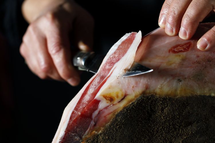 Un prelibato prosciutto crudo di suino sardo, tra 