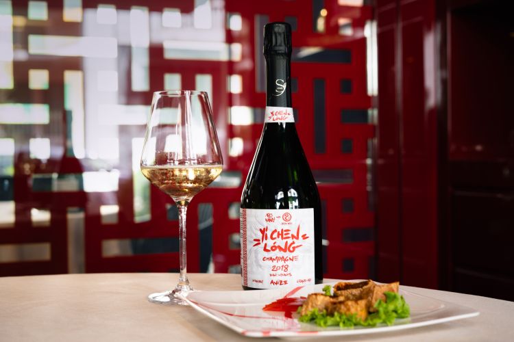 La formula dell'aperitivo, con un calice e un abbinamento