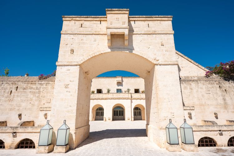 Nel 2025 Borgo Egnazia compie 15 anni, ma conserva intatta l’atmosfera sospesa tra sogno e memoria, tra design contemporaneo e tradizione rurale