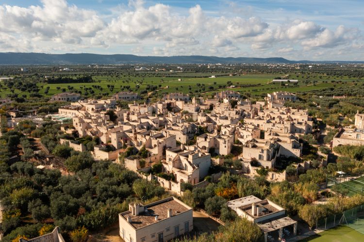 Nato dalla visione di Aldo Melpignano, proprietario e managing director, negli anni Borgo Egnazia si è distinto come destination hotel, diventando un’icona dell’ospitalità pugliese d’eccellenza in tutto il mondo