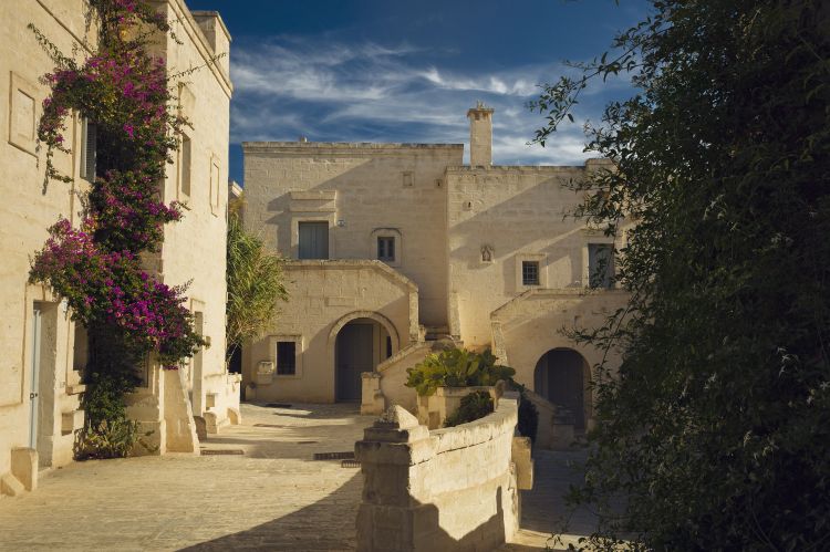 Al Borgo vicoli sembrano scolpiti nella luce del Sud, le lanterne appese, le porte in legno sbiancato e le nicchie con i vasi colmi di fiori selvatici