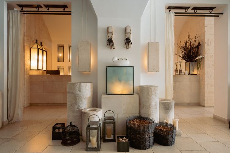 Architettonicamente Borgo Egnazia è ispirato ai paesi pugliesi dell’entroterra ed è stato costruito utilizzando materiali locali, dalla pietra calcarea al tufo chiaro