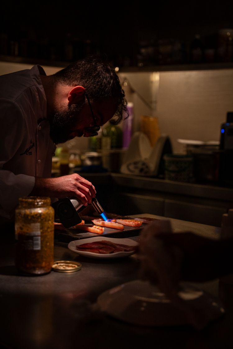 Borja Triñanes al lavoro nella cucina perfettamente attrezzata