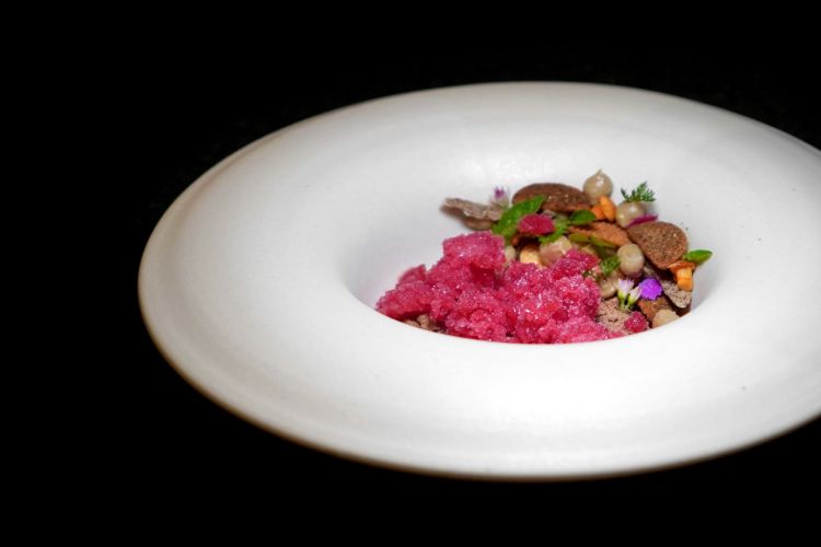 Bosco ibisco: funghi sottaceto, crema di porcini, granita all&rsquo;ibisco, crumble al cacao, essenze silvestri
