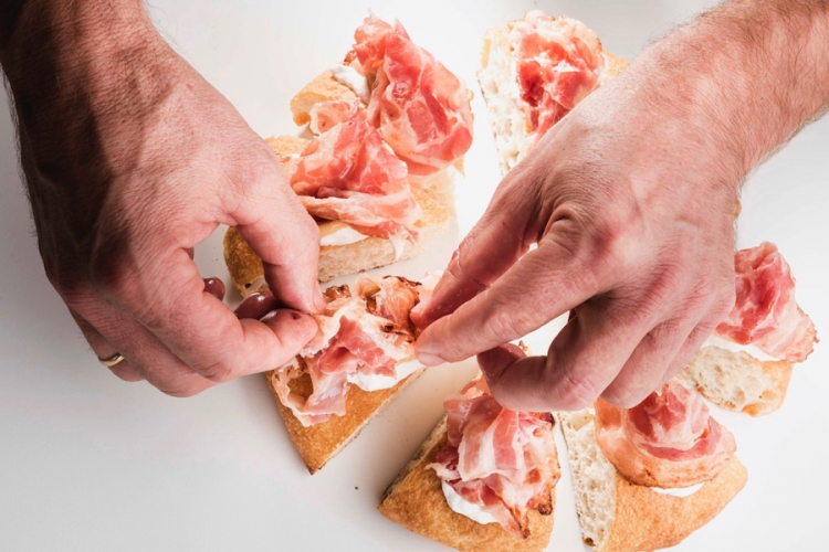 Le mani sono quelle di Renato Bosco, fissate nello scatto mentre preprano l'Aria di pane
